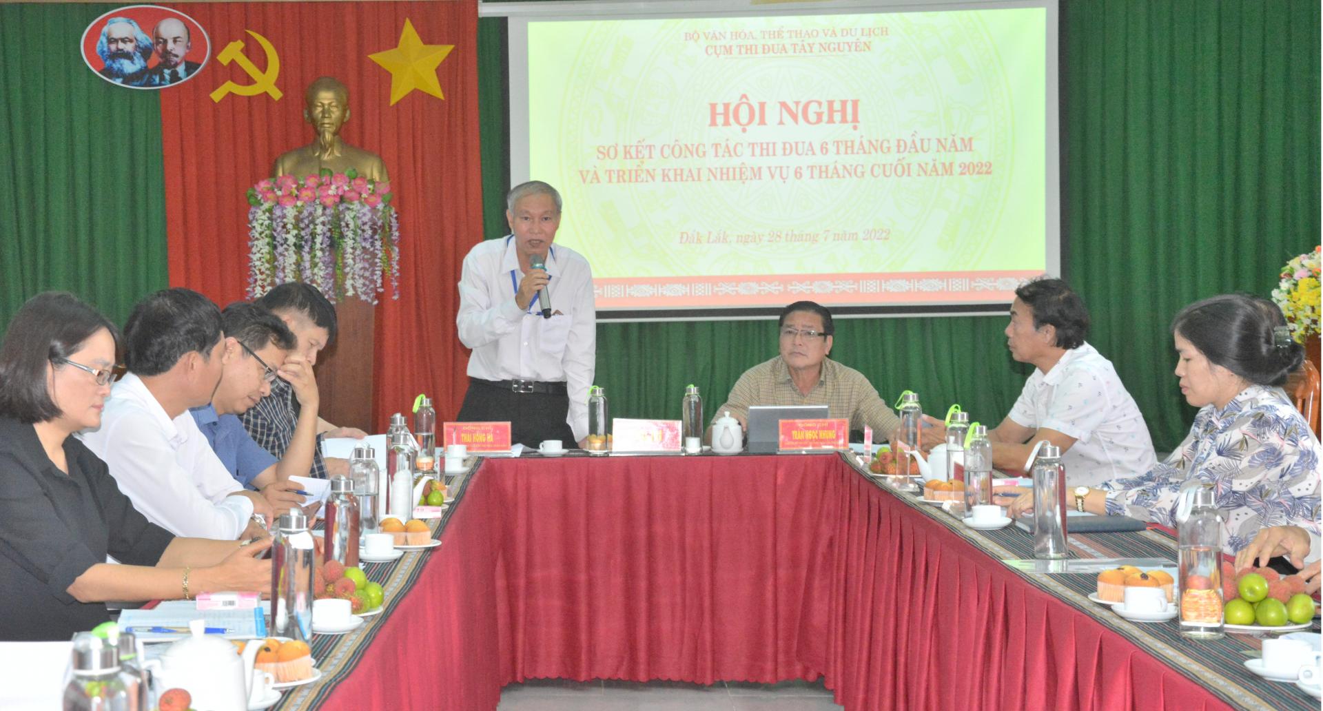 Giám đốc Sở Văn hóa, Thể thao và Du lịch tỉnh Đắk Lắk Thái Hồng Hà tham gia ý kiến tại hội nghị.